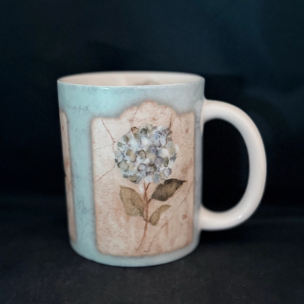 Amcal Cheri Blum “Hydrangea On Cracked Linen” Ceramic Mug Excellent Condition